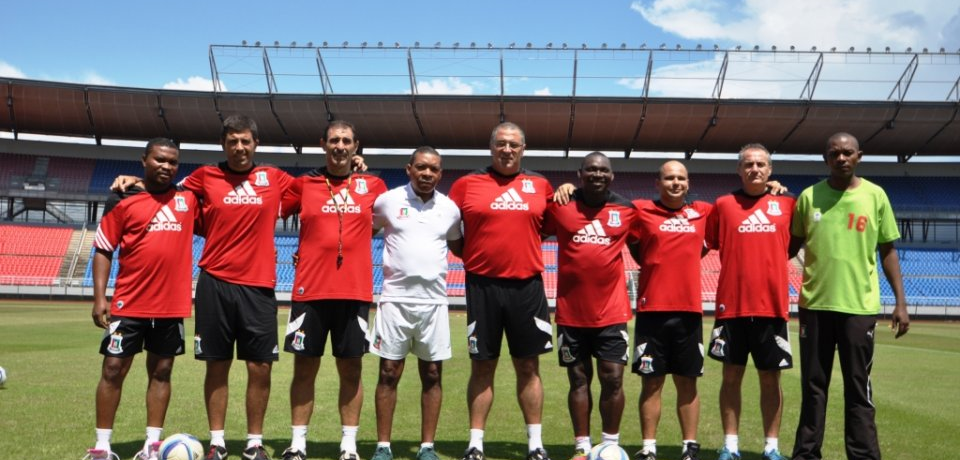 El cuerpo técnico del Nzalang Femenino.