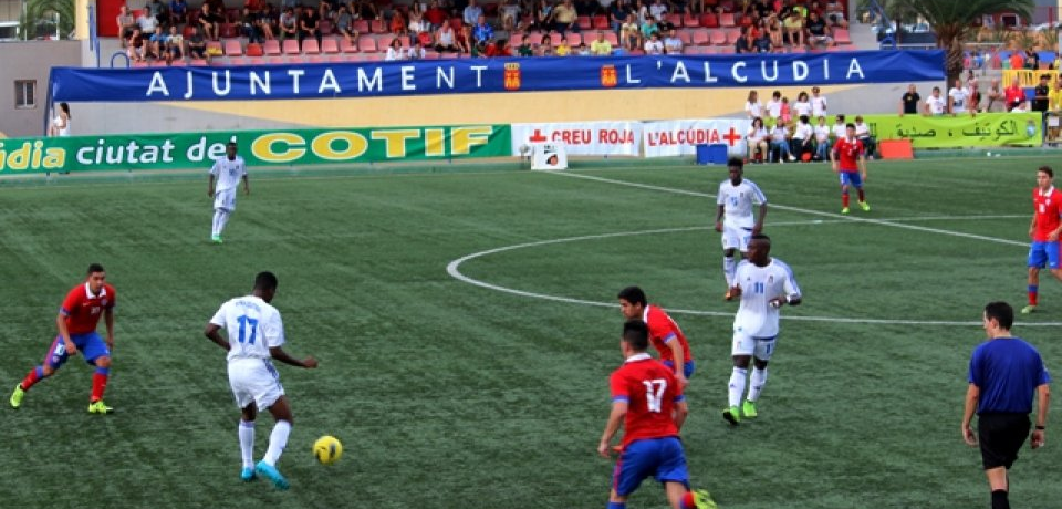 Tuka presionado por tres jugadores chilenos. 