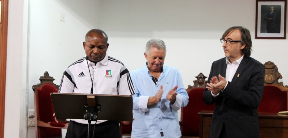 El presidente del COTIF y el alcalde de L'Alcudia aplaudiendo la intervención de Salvador Nchuchuma.