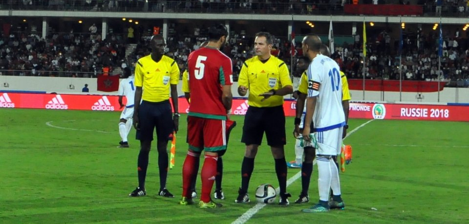 Los capitanes con el trío arbitral.