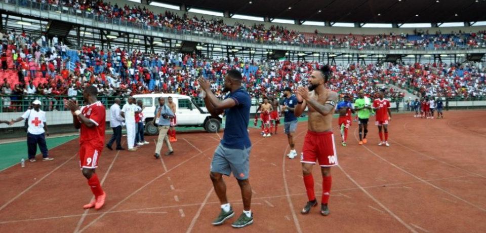 Los jugadores saludando al público. 