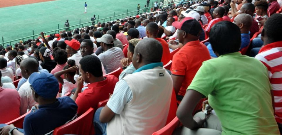 Público en el estadio de Nkoantoma.