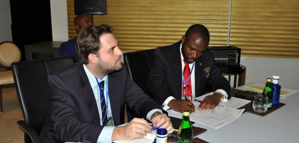 Emisario FIFA con el Secretario de la Feguifut